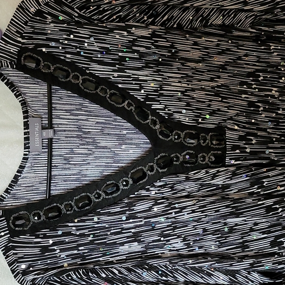 Essentials top - Picture 2 of 4